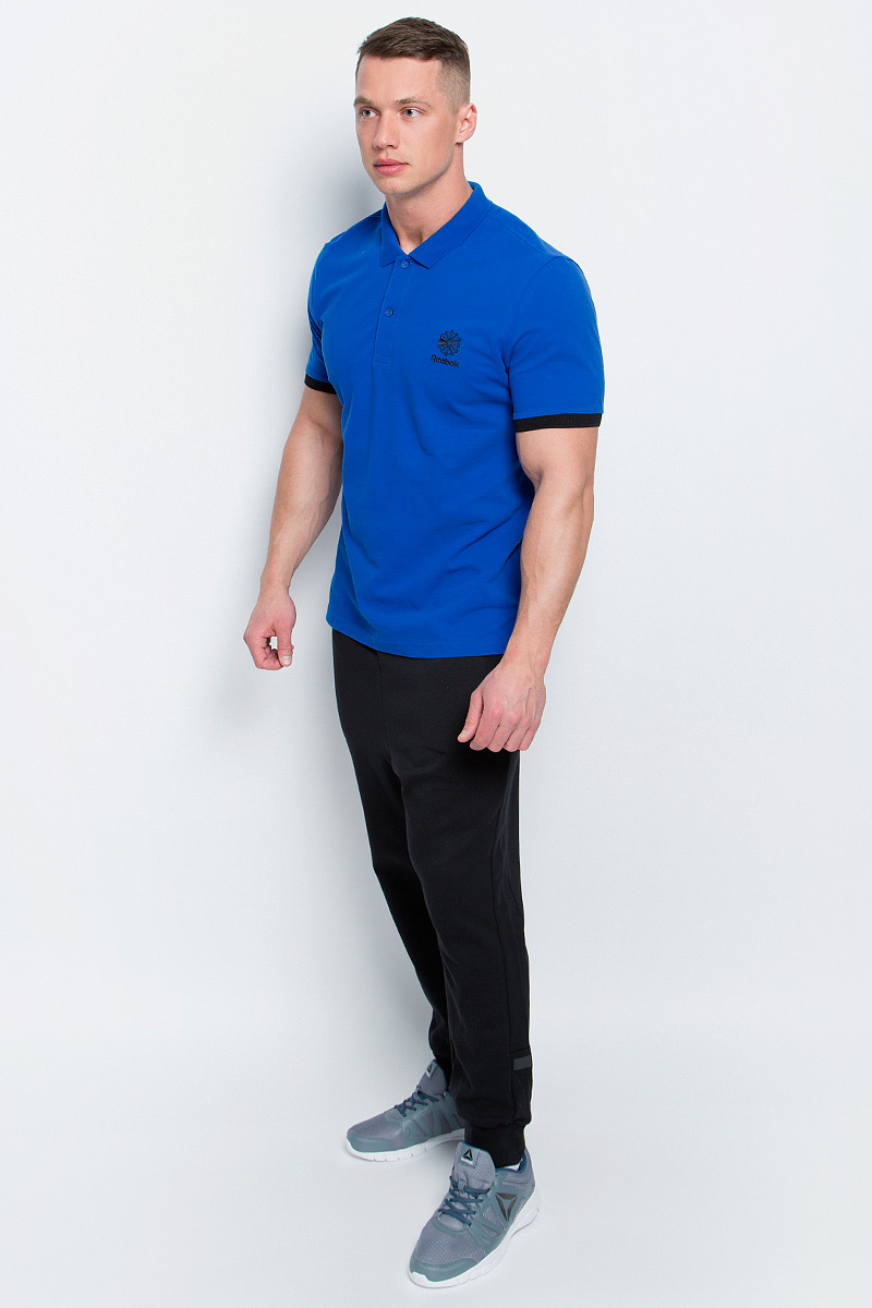 ПолоBK5149 ПолоBK5149Мужское поло Reebok F Polo изготовлено из натурального хлопка. Модель с короткими рукавами и отложным воротником застегивается спереди на две пуговицы. Передняя часть декорирована оригинальной вышивкой. Манжеты рукавов дополнены трикотажными резинками контрастного цвета. По бокам поло дополнено небольшими разрезами. Спинка слегка длиннее передней части поло. Стильное и современное оформление этой модели заметно подчеркнет вашу индивидуальность.