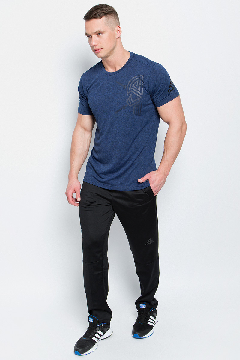 ФутболкаBK6085 ФутболкаBK6085Мужская футболка Adidas Freelift Tric изготовлена из качественного полиэстера. Модель с круглой горловиной и короткими рукавами. Футболка спереди и на левом рукаве декорирована оригинальными термопринтами. Спинка слегка удлинена, имеются небольшие боковые разрезы.