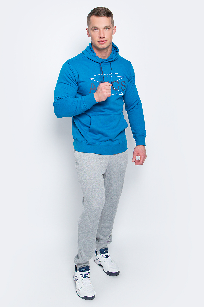 Худи141090-0714 Худи141090-0714Мужское худи Asics выполнено из хлопка с добавлением полиэстера и оформлено принтом с надписью. У модели классический крой - худи не слишком тесное и не слишком свободное, что гарантирует полную свободу движений. Капюшон на шнурках. Изделие оформлено эластичными манжетами и окантовкой низа, дополнено карманом-кенгуру.