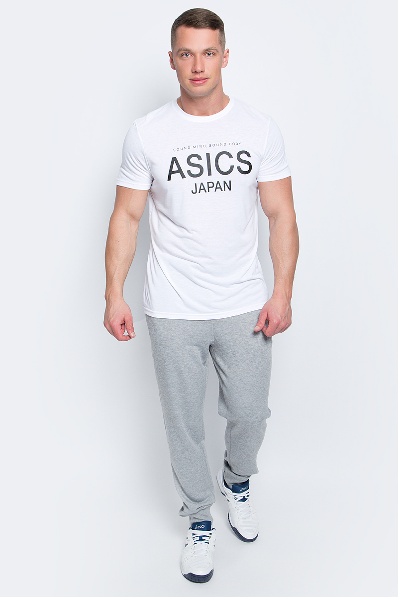 Футболка141100-0001 Футболка141100-0001Мужская футболка Asics выполнена из полиэстера с добавлением вискозы и эластана. У модели классический круглый ворот и короткие стандартные рукава. Спереди изделие оформлено принтом с надписями, на спинке - логотипом бренда. Технология Motion Dry позволяет выводить влагу, оставляя тело сухим и сохраняя его оптимальный температурный режим.