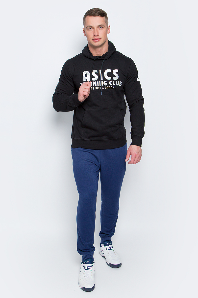 Худи141091-0714 Худи141091-0714Мужское худи Asics выполнено из хлопка с добавлением полиэстера и оформлено принтом с надписями. У модели классический крой - худи не слишком тесное и не слишком свободное, что гарантирует полную свободу движений. Капюшон на шнурках. Изделие оформлено эластичными манжетами и окантовкой низа, дополнено карманом-кенгуру.