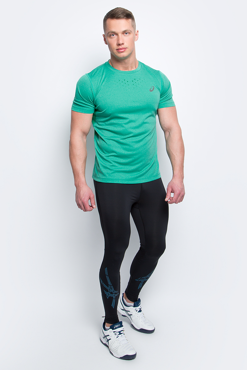 Тайтсы141212-0904 Тайтсы141212-0904Мужские тайтсы для бега Asics Stripe Tight изготовлены из высококачественного эластичного полиамида, они великолепно тянутся. Обтягивающие тайтсы дополнены широкой эластичной резинкой на талии. Объем талии регулируется при помощи шнурка-кулиски. Комфортные плоские швы исключают риск натирания. Тайтсы оснащены втачным карманом на застежке-молнии сзади и застежками-молниями по низу брючин. Изделие дополнено сетчатыми вставками на коленях сзади. Модель оформлена крупным геометрическим принтом спереди по низу брючин.