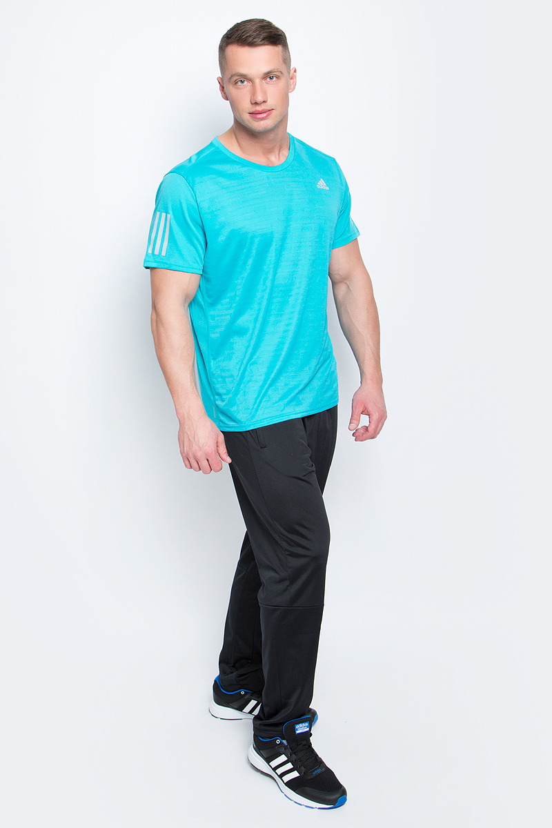 ФутболкаBP7422 ФутболкаBP7422Мужская спортивная футболка Adidas Rs Ss Tee M изготовлена из полиэстера с добавлением полиэфира по технологии climalite, что обеспечивает быстрое влагоотведение с поверхности тела. Модель с круглой горловиной и короткими рукавами. Однотонная футболка декорирована принтом с логотипом бренда и светоотражающими полосами на рукавах.