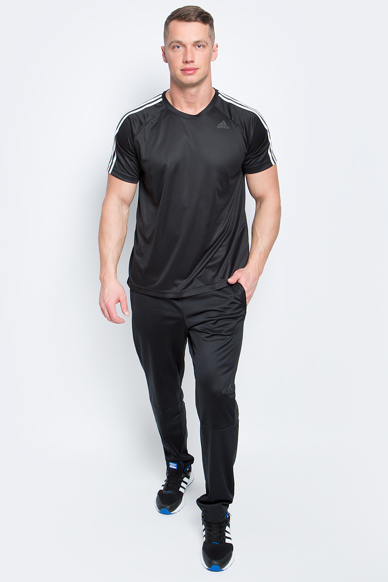 ФутболкаBK0969 ФутболкаBK0969Мужская футболка adidas D2M Tee 3S, выполненная из высококачественного полиэфира, обладает высокой воздухопроницаемостью. Ткань с технологией climalite быстро и эффективно отводит влагу с поверхности кожи, поддерживая комфортный микроклимат. Такая футболка великолепно подойдет как для повседневной носки, так и для спортивных занятий. Модель с короткими рукавами-реглан и круглым вырезом горловины украшена контрастными полосками на рукавах и небольшим принтом с логотипом бренда на груди.
