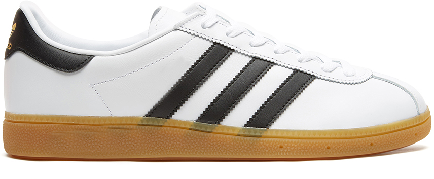 КроссовкиBB2778 КроссовкиBB2778Современное прочтение легендарного силуэта adidas Originals Munchen, дебютировавшего в 1979 году. Верхняя часть выполнена из фактурной кожи высочайшего качества. Классический и понятный силуэт, традиционная система шнуровки и подошва с полупрозрачным эффектом. Кроссовки представлены в однотонной расцветке, украшенной контрастным брендингом и золотой надписью Munchen сбоку. Универсальная и практичная модель, которая станет настоящим украшением любого образа.