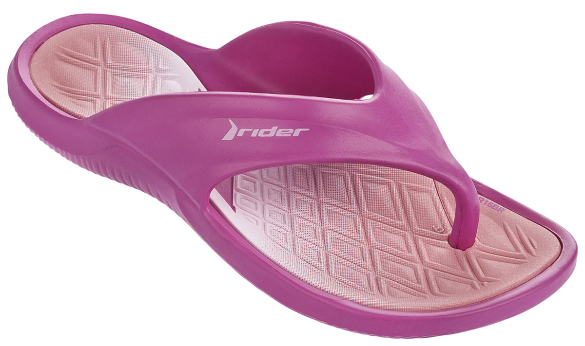 Сланцы81904-23098 Сланцы81904-23098Стильные сланцы для девочки Bay Vi Kids от Rider выполнены из поливинилхлорида. Ремешки с перемычкой надежно зафиксируют модель на ноге. Рельефная поверхность стельки из ЭВА комфортна при движении. Основание подошвы дополнено рифлением.