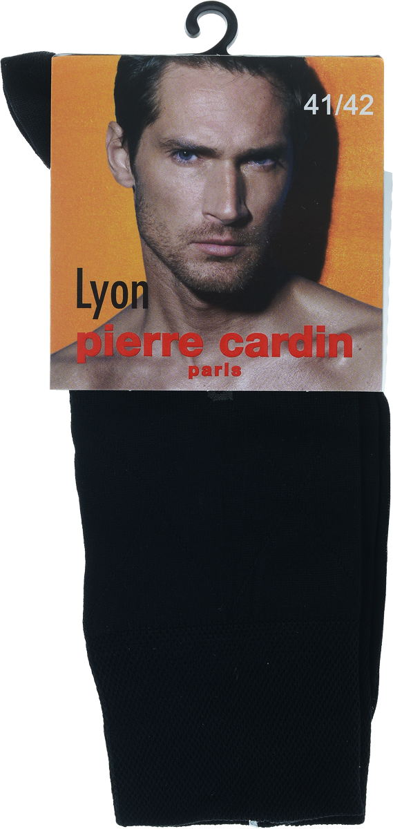 НоскиCr Lyon НоскиCr LyonКлассические мужские носки Pierre Cardin изготовлены из высококачественного хлопка с добавлением полиамида и эластана, что обеспечивает комфортную посадку. Модель выполнена в элегантном однотонном дизайне с узором ромбы. Благодаря использованию тончайших волокон мерсеризированного хлопка, кожа в таких носках дышит. Двойная, широкая, эластичная резинка идеально облегает ногу и не пережимает сосуды. Паголенок декорирован изображением логотипа бренда.