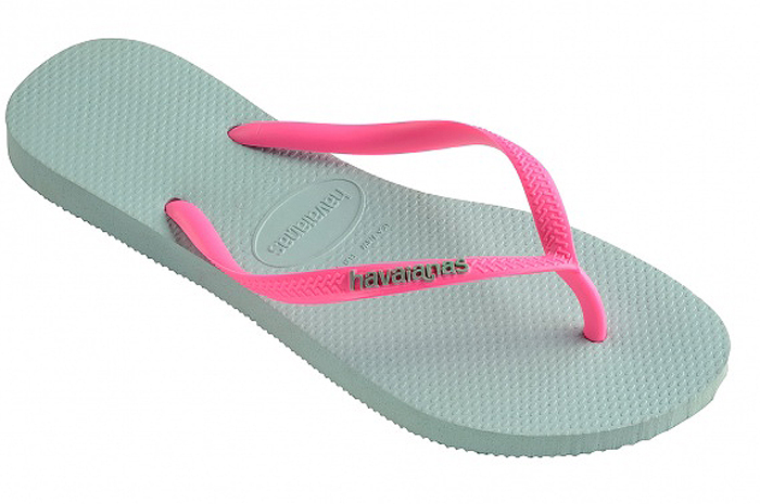 Сланцы4119787-1422 Сланцы4119787-1422Модные сланцы Slim Logo от Havaianas придутся вам по душе. Верх модели, выполненный из резины, оформлен рельефным орнаментом и названием бренда. Ремешки с перемычкой гарантируют надежную фиксацию модели на ноге. Подошва выполнена из материала ЭВА. Рифление на верхней поверхности подошвы предотвращает выскальзывание ноги. Рельефное основание подошвы обеспечивает уверенное сцепление с любой поверхностью. Удобные сланцы прекрасно подойдут для похода в бассейн или на пляж.