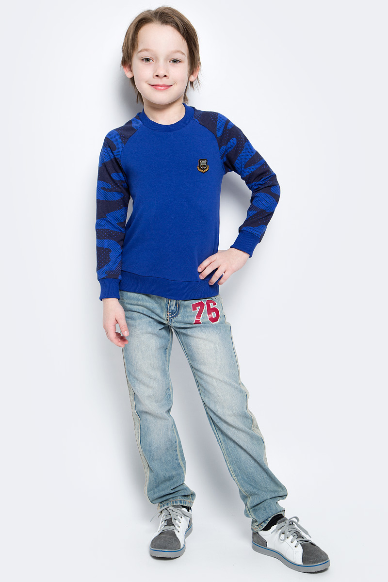 СвитшотSJK17001M29/SJK17001S29 СвитшотSJK17001M29/SJK17001S29Стильный свитшот для мальчика M&D выполнен из высококачественного хлопка с добавлением лайкры. Свитшот с длинными рукавами и круглым вырезом горловины оформлен на груди оригинальным декоративным элементом. Низ, горловина и рукава изделия дополнены трикотажной резинкой.