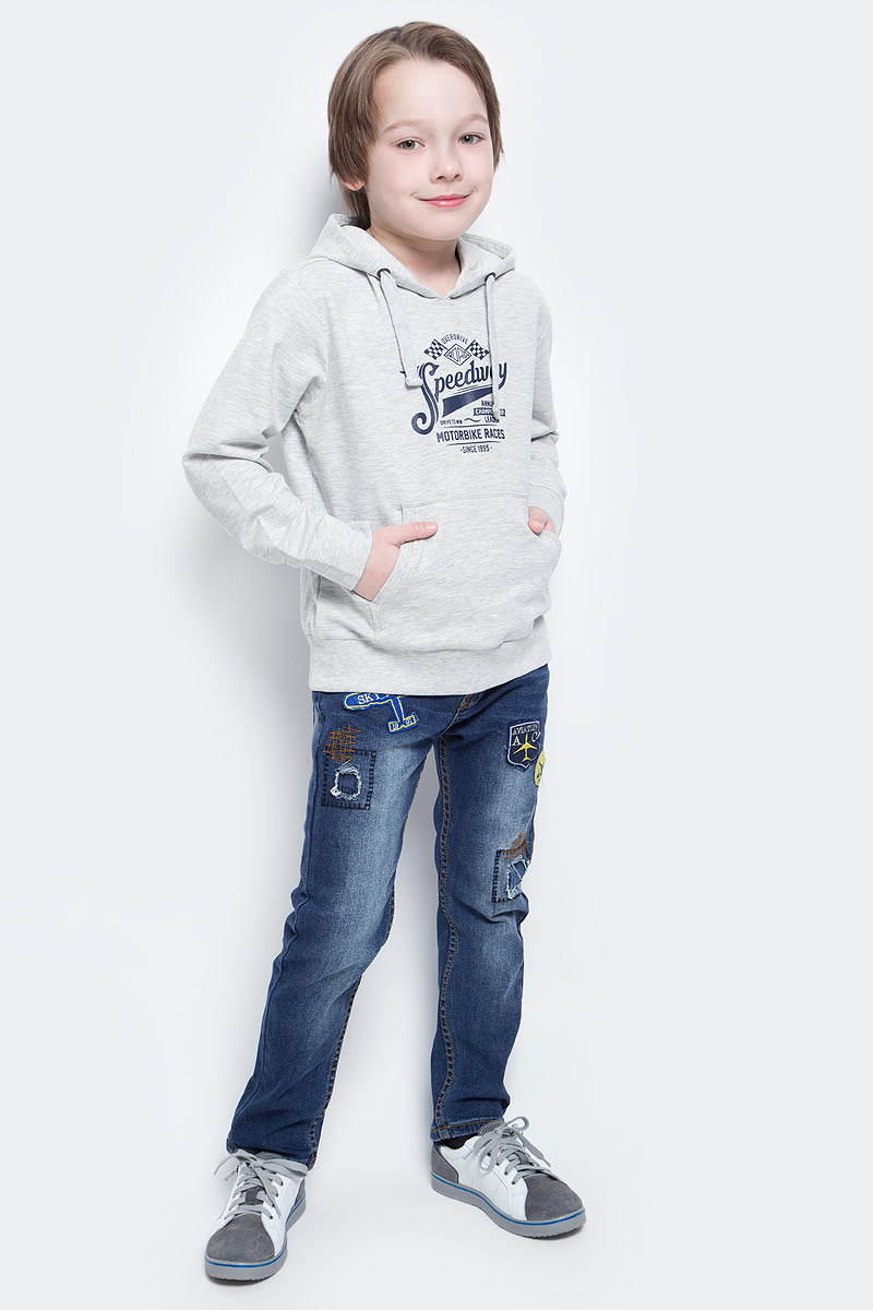 ХудиSt-813/175-7132 ХудиSt-813/175-7132Удобное худи для мальчика Sela выполнено из натурального хлопка и оформлено контрастным принтом с надписями. Модель прямого кроя с карманом-кенгуру и капюшоном на шнурке подойдет для прогулок и занятий спортом. Мягкая ткань комфортна и приятна на ощупь. Манжеты рукавов и низ изделия дополнены эластичными трикотажными резинками.
