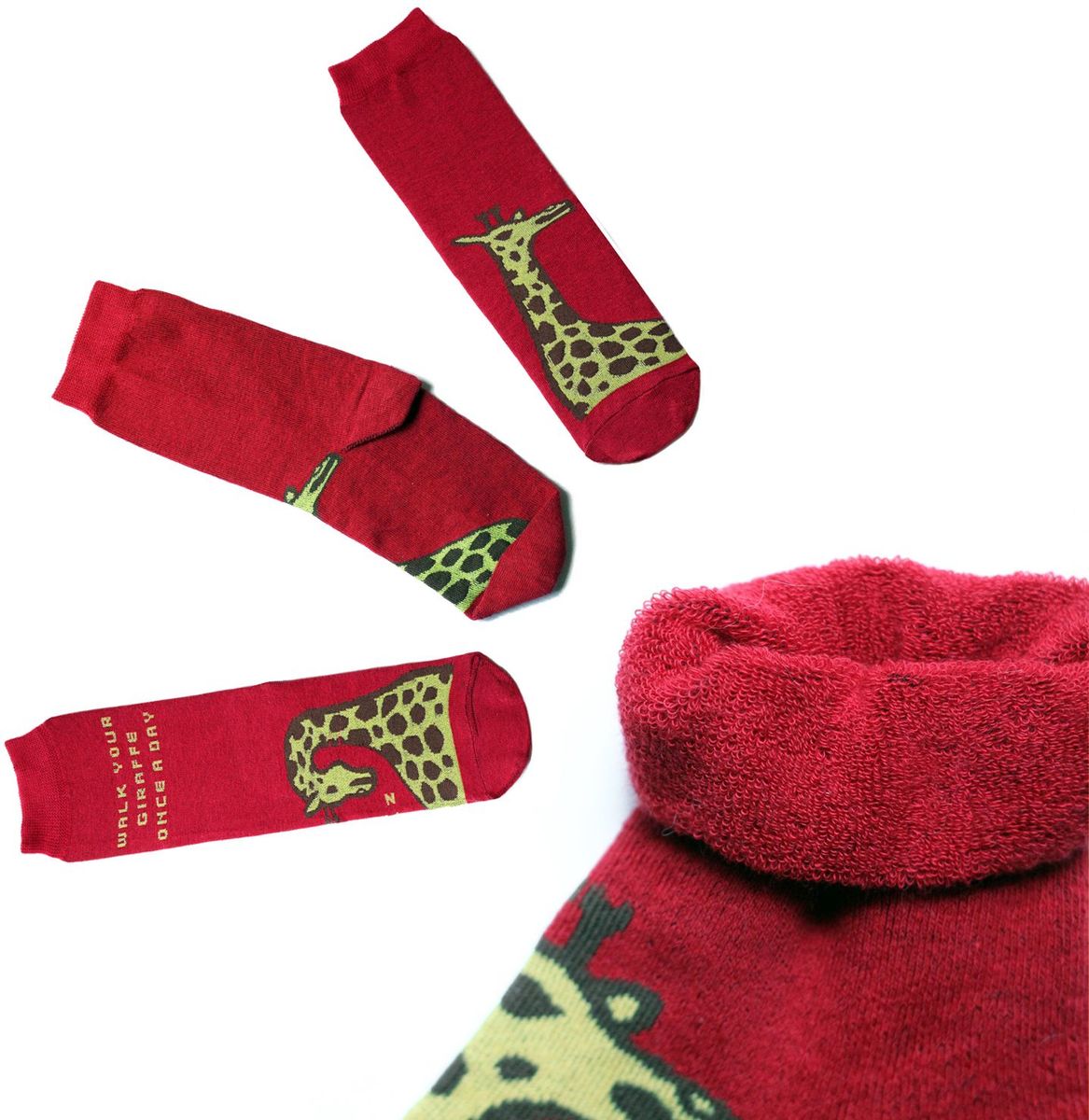 Носкиn313 Носкиn313Яркие носки с несимметричным принтом жираф и надписью walk your giraffe once a day (гуляй с жирафом раз в день), махровые