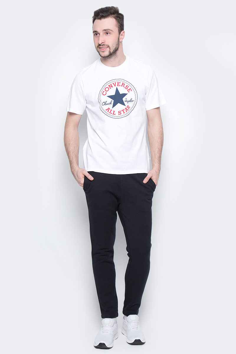 Футболка10002848035 Футболка10002848035Мужская футболка Core Chuck Patch Tee от Converse поможет создать отличный современный образ. Модель, изготовленная из натурального хлопка, очень мягкая, тактильно приятная, не сковывает движения и позволяет коже дышать. Футболка с круглым вырезом горловины и короткими рукавами оформлена спереди фирменным принтом. Вырез горловины дополнен трикотажной резинкой.