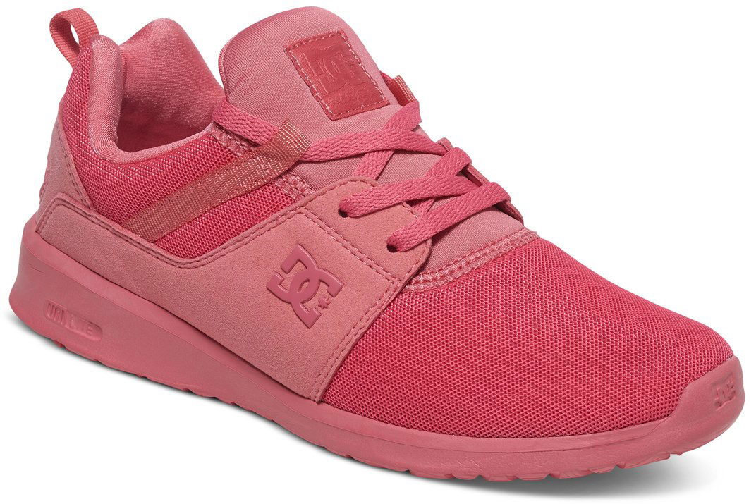 КроссовкиADJS700021-DRT КроссовкиADJS700021-DRTСтильные женские кроссовки DC Shoes Heathrow - отличный вариант на каждый день. Модель выполнена из текстиля. Шнуровка надежно фиксирует обувь на ноге. Резиновая подошва с протектором гарантирует отличное сцепление с поверхностью. В таких кроссовках вашим ногам будет комфортно и уютно.