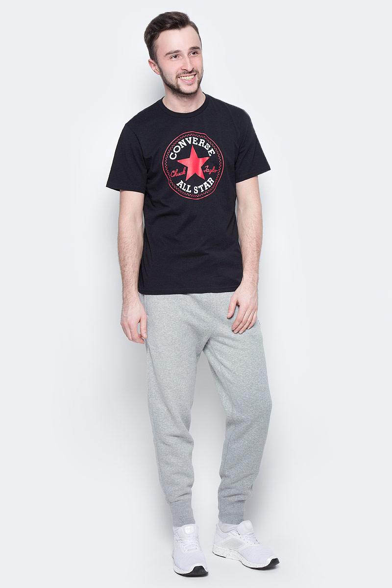 Футболка10002848001 Футболка10002848001Футболка Converse - оптимальный вариант для активного отдыха и повседневного использования. Модель выполнена из хлопка, что обеспечивает максимально комфортные ощущения во время использования. Крупный принт на груди придает изделию оригинальность.