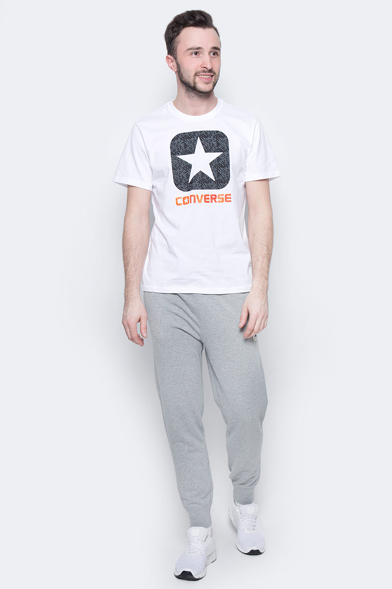 Футболка10003677102 Футболка10003677102Футболка Converse - оптимальный вариант для активного отдыха и повседневного использования. Модель выполнена из хлопка, что обеспечивает максимально комфортные ощущения во время использования. Крупный принт на груди придает изделию оригинальность.
