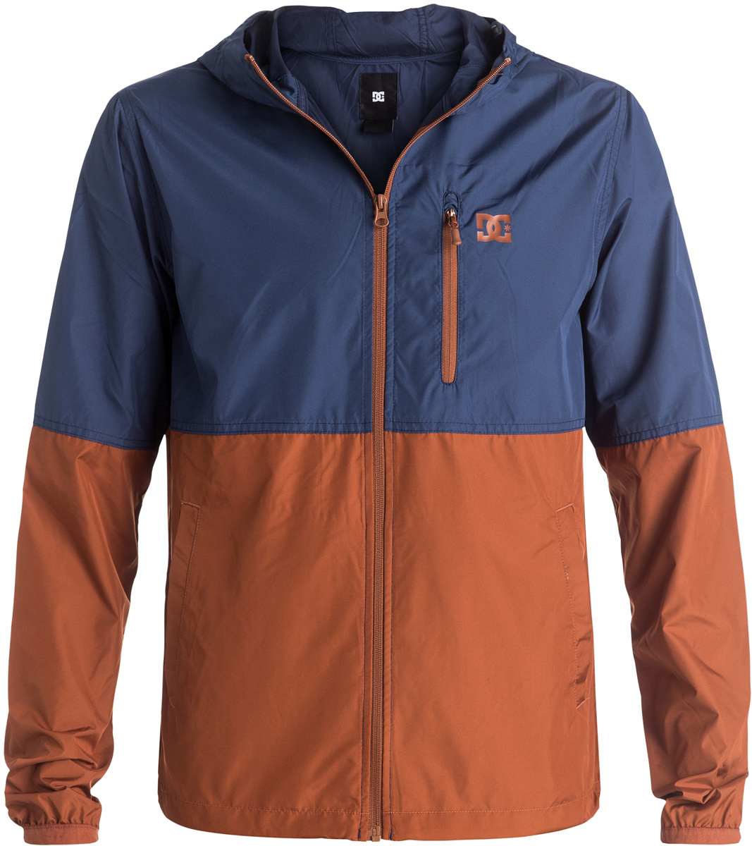 КурткаEDYJK03061-CQE0 КурткаEDYJK03061-CQE0Двухцветная мужская куртка DC Shoes изготовлена из мягкой тафты (100% полиэстера). Модель не имеет подкладки, застегивается на молнию. Куртка снабжена капюшоном и длинными стандартными рукавами с манжетами на резинке. Спереди расположен вертикальный вшитый карман на молнии.