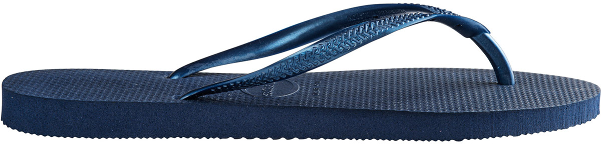 Сланцы4000030-0001 Сланцы4000030-0001Модные сланцы Slim от Havaianas придутся вам по душе. Верх модели, выполненный из резины, оформлен рельефным орнаментом и названием бренда. Ремешки с перемычкой гарантируют надежную фиксацию модели на ноге. Подошва выполнена из материала ЭВА. Рифление на верхней поверхности подошвы предотвращает выскальзывание ноги. Рельефное основание подошвы обеспечивает уверенное сцепление с любой поверхностью. Удобные сланцы прекрасно подойдут для похода в бассейн или на пляж.