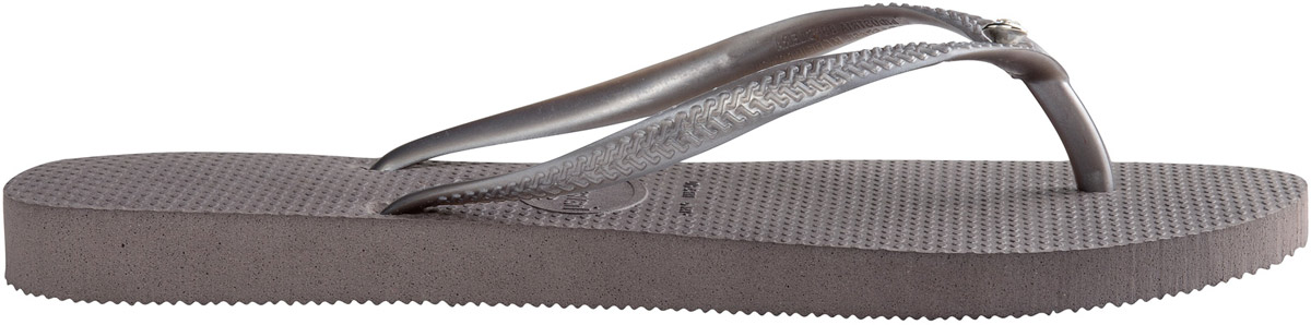 Сланцы4119517-0090 Сланцы4119517-0090Модные женские сланцы Slim Crystal Glamour SW от Havaianas придутся вам по душе. Верх модели, выполненный из резины, оформлен названием бренда, рельефным орнаментом и металлическим элементом со стразом. Ремешки с перемычкой гарантируют надежную фиксацию модели на ноге. Подошва выполнена из материала ЭВА. Рифление на верхней поверхности подошвы предотвращает выскальзывание ноги. Рельефное основание подошвы обеспечивает уверенное сцепление с любой поверхностью. Удобные сланцы прекрасно подойдут для похода в бассейн или на пляж.