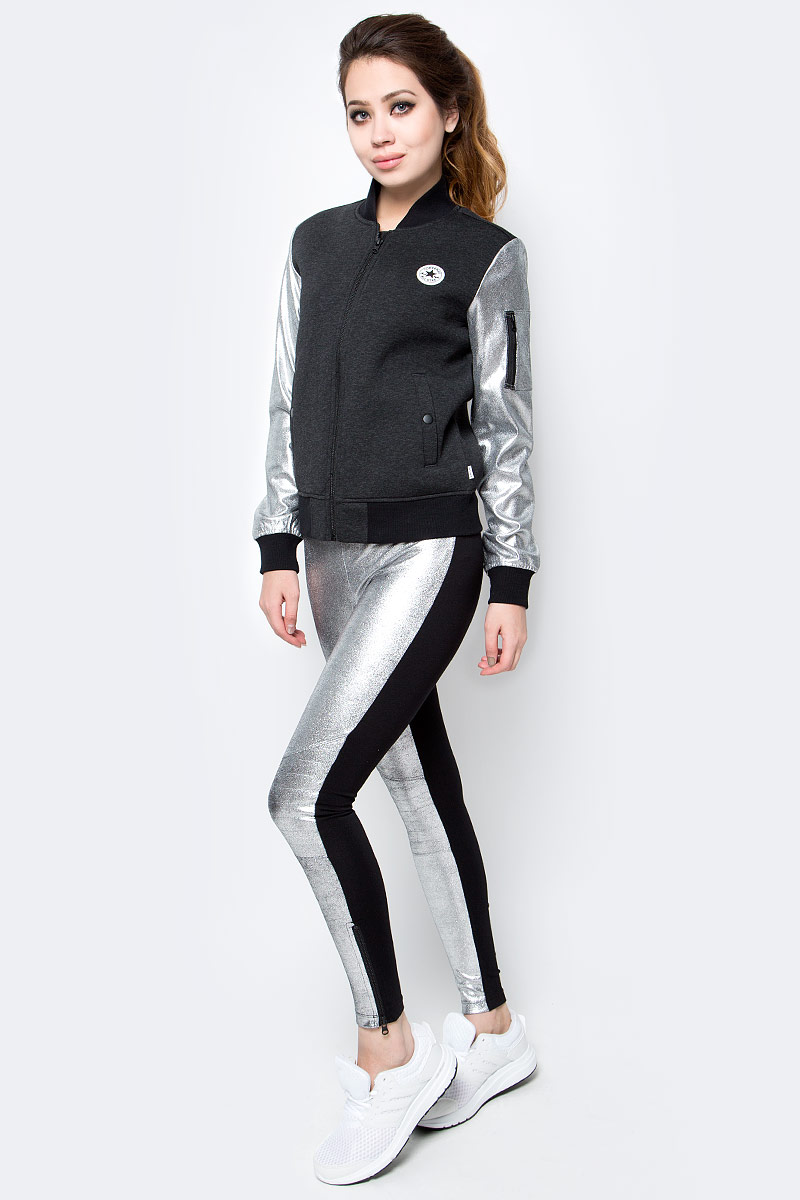 Куртка10003352001 Куртка10003352001Женская куртка Converse изготовлена из качественной смесовой ткани. Модель с длинными рукавами и воротничком-стойкой застегивается на молнию. По бокам расположены врезные карманы на кнопках, низ куртки и манжеты рукавов дополнены резинками. Рукава контрастного цвета, на одном имеется карман на застежке-молнии.
