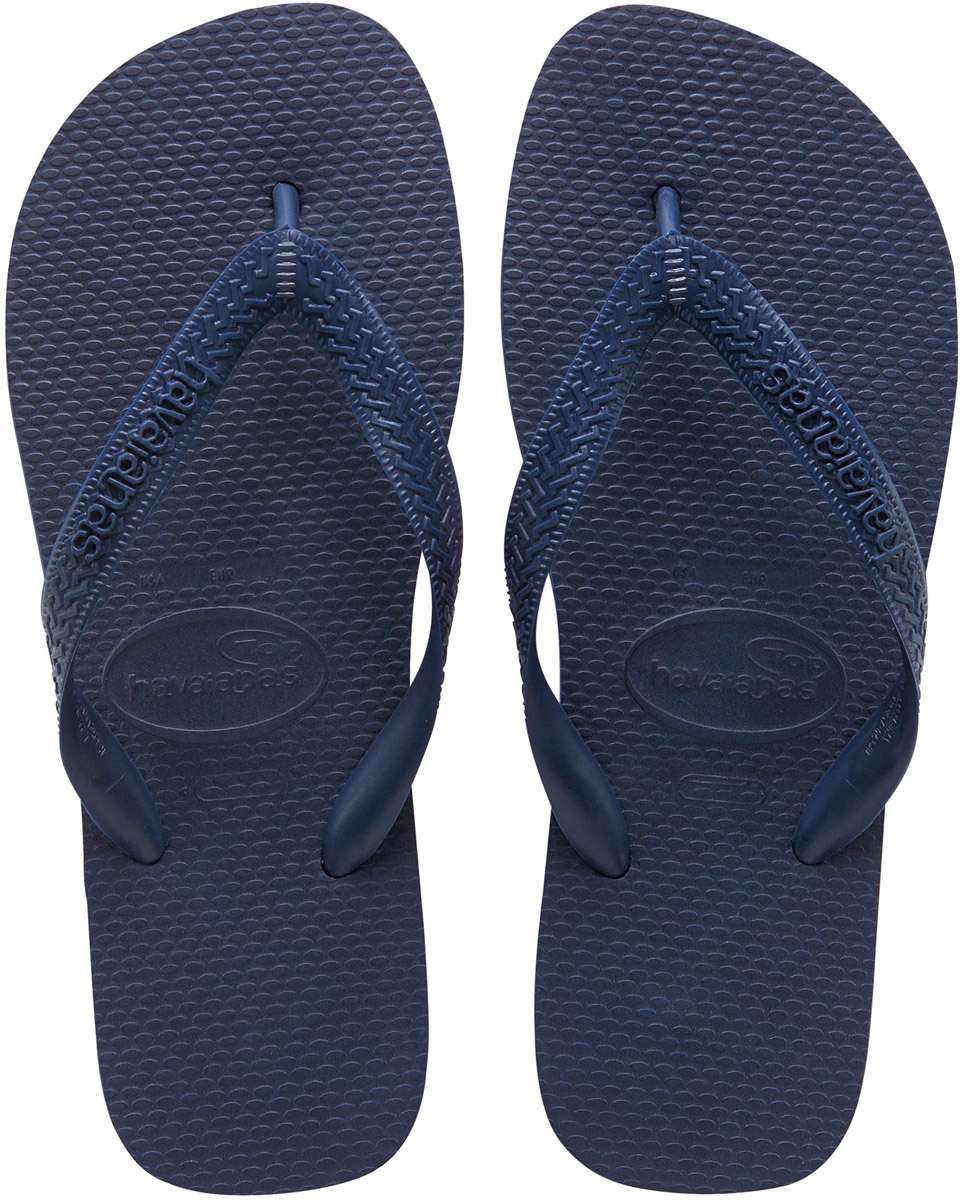 Сланцы4000029-0555 Сланцы4000029-0555Модные сланцы Top от Havaianas придутся вам по душе. Верх модели, выполненный из резины, оформлен рельефным орнаментом и названием бренда. Ремешки с перемычкой гарантируют надежную фиксацию модели на ноге. Подошва выполнена из материала ЭВА. Рифление на верхней поверхности подошвы предотвращает выскальзывание ноги. Рельефное основание подошвы обеспечивает уверенное сцепление с любой поверхностью. Удобные сланцы прекрасно подойдут для похода в бассейн или на пляж.
