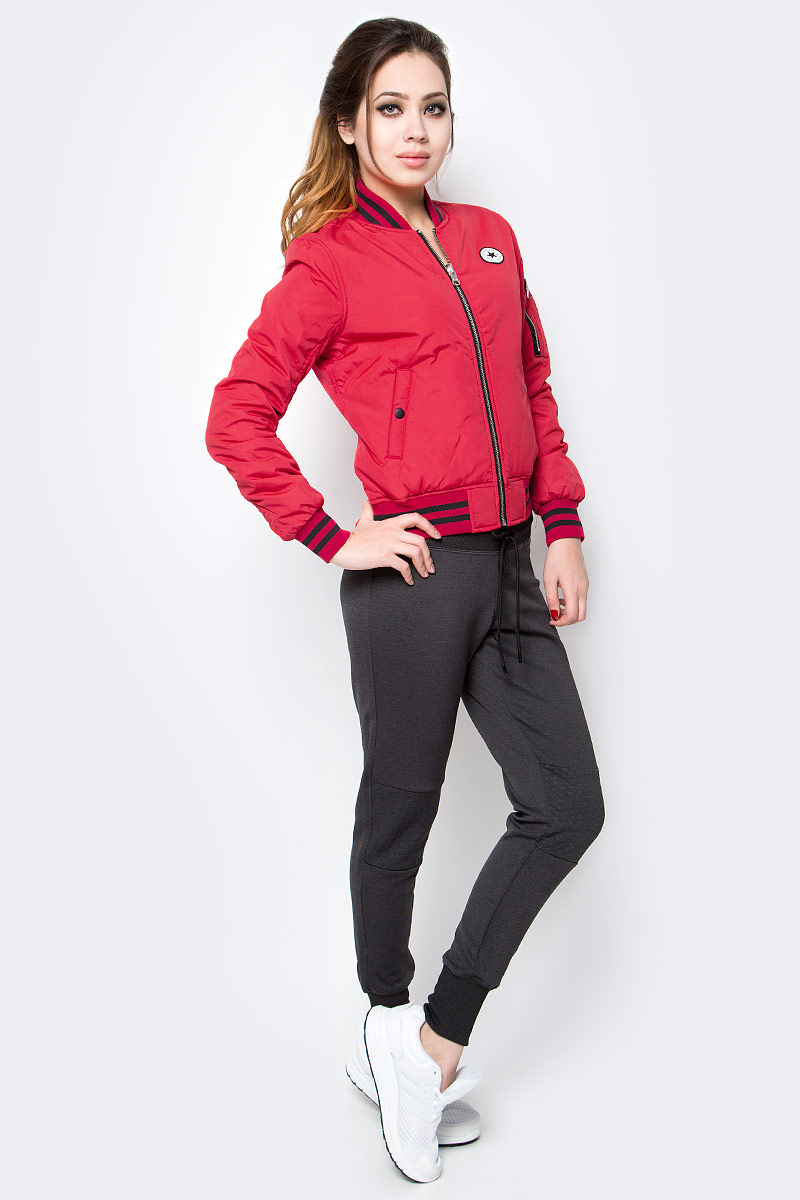 Куртка10003541001 Куртка10003541001Женская куртка Converse изготовлена из качественного полиэстера. Модель с длинными рукавами и воротничком-стойкой застегивается на молнию. По бокам расположены карманы, низ куртки и рукава дополнены резинками.