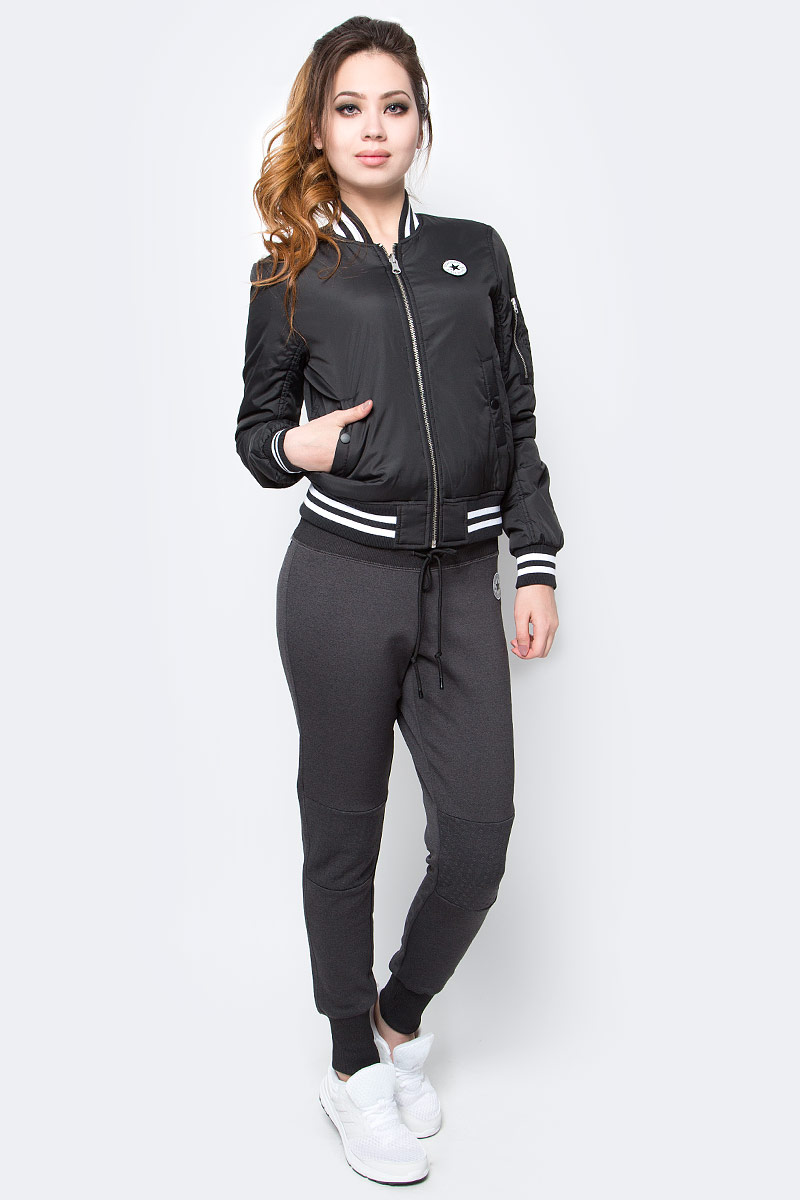 Куртка10003541001 Куртка10003541001Женская куртка Converse изготовлена из качественного полиэстера. Модель с длинными рукавами и воротничком-стойкой застегивается на молнию. По бокам расположены карманы, низ куртки и рукава дополнены резинками.