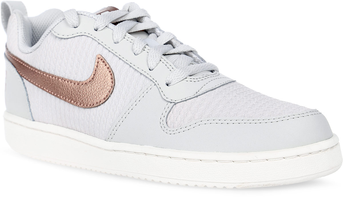 Кроссовки861533-001 Кроссовки861533-001Женские кроссовки Court Borough Low Prem от Nike выполнены из натуральной и искусственной кожи. Подкладка и стелька из текстиля комфортны при движении. Подметка GDR отвечает за уверенное сцепление с твердым покрытием. Язычок из сетчатого материала повышает воздухопроницаемость. Полноразмерная подошва из материала Phylon обеспечивает амортизацию без утяжеления. Дополнительный слой материала на носке для повышенной износоустойчивости.