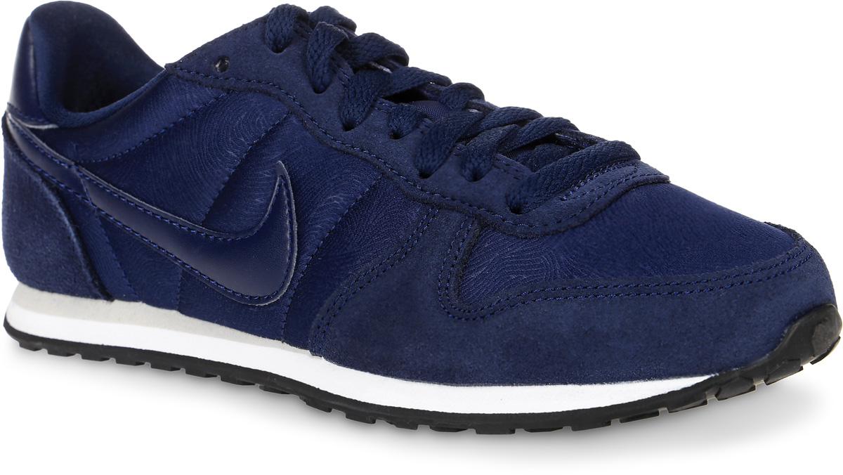 Кроссовки644451-400 Кроссовки644451-400Женские кроссовки Genicco от Nike выполнены из текстиля, натурального велюра и искусственной кожи. Подкладка и стелька из текстиля комфортны при движении. Шнуровка надежно зафиксирует модель на ноге. Подошва дополнена рифлением.