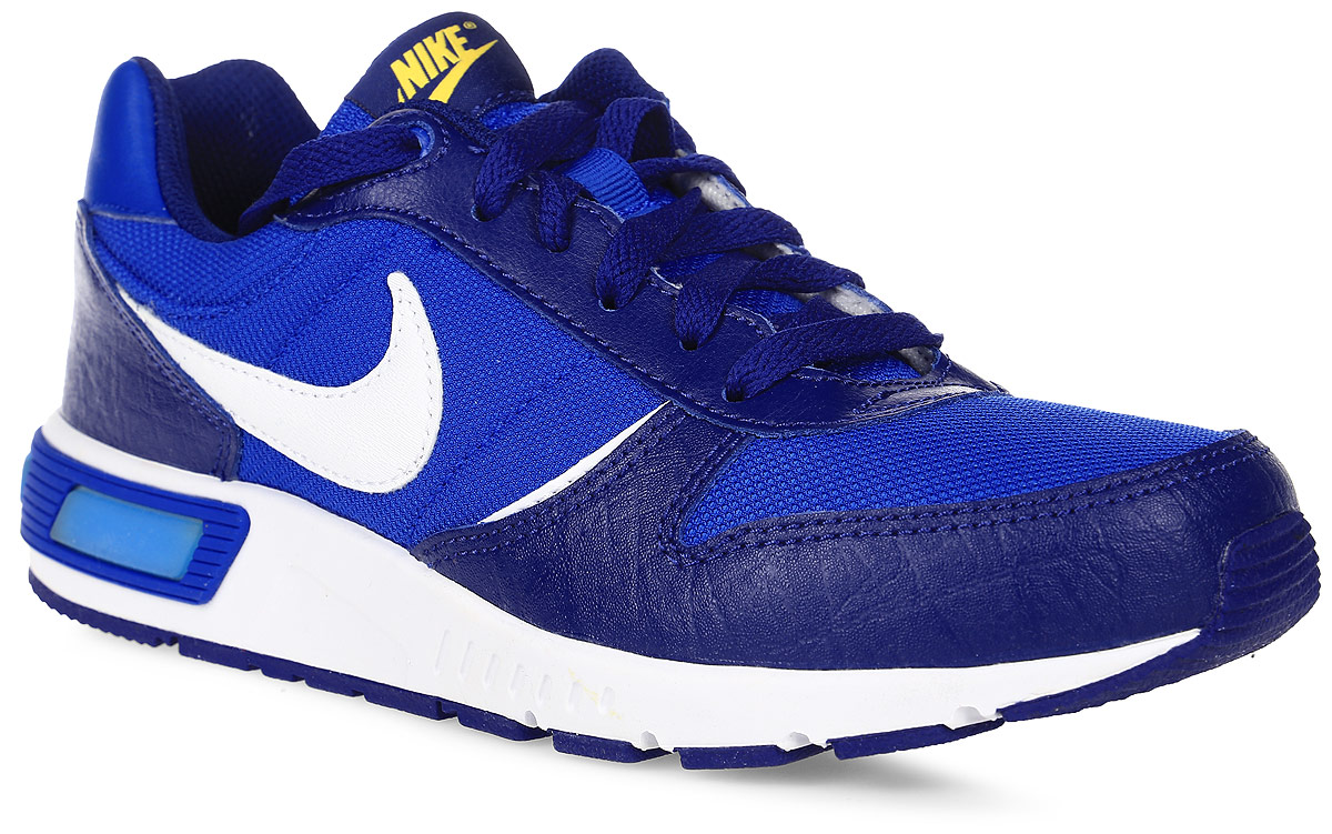 Кроссовки705477-401 Кроссовки705477-401Стильные кроссовки Nightgazer (GS) от Nike придутся по душе вашему ребенку. Модель, выполненная из текстиля, дополнена вставками из натуральной и искусственной кожи. По бокам изделие оформлено логотипом бренда, на язычке - фирменной нашивкой, на заднике - названием бренда. Классическая шнуровка надежно фиксирует модель на ноге. Подкладка из текстиля и стелька из EVA с текстильной поверхностью комфортны при движении. Резиновая подошва с протектором обеспечивает сцепление с любым покрытием. Стильные кроссовки займут достойное место в гардеробе вашего ребенка.
