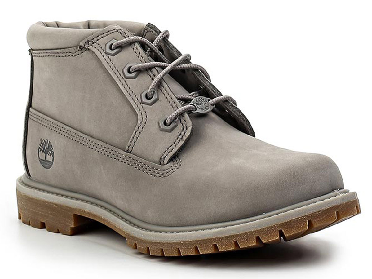 БотинкиTBLA1HFOW БотинкиTBLA1HFOWЖенские ботинки Timberland Kenniston Nellie выполнены из натурального нубука премиум-класса, изготовленного по технологии Silver-rated tannery, обеспечивает комфорт и долговечность. Подъем модели дополнен классической шнуровкой с оригинальными металлическими люверсами. По ранту ботинки оформлены прострочкой. Боковая сторона с тиснением в виде логотипа бренда. Оригинальная технология Timberland Anti-fatigue специально разработана для подвижных людей. Подкладка и стелька с изготовлены из текстиля. Герметичная водонепроницаемая конструкция сохраняет ноги сухими в любую погоду. Резиновая подошва оснащена рифлением.