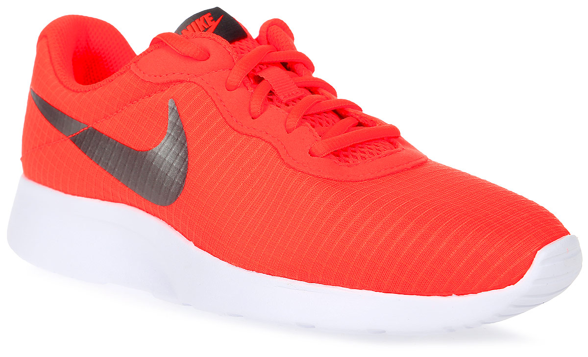 Кроссовки844908-002 Кроссовки844908-002Женские кроссовки Tanjun Se от Nike выполнены из текстиля. Подкладка и стелька из текстиля комфортны при движении. Шнуровка надежно зафиксирует модель на ноге. Подошва дополнена рифлением.