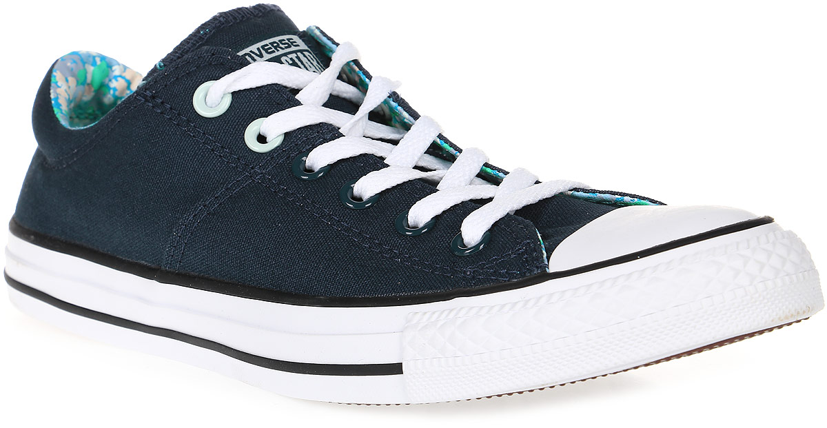 Кеды555910 Кеды555910Стильные женские кеды Chuck Taylor All Star от Converse созданы для тех, кто предпочитает оригинальный дизайн и непревзойденное качество. Кеды выполнены из плотного текстиля и оформлены прострочкой. Мыс защищен резиновой накладкой. Сбоку предусмотрены отверстия с люверсами для вентиляции. Классическая шнуровка надежно фиксирует обувь на ноге. Стелька и подкладка из мягкого текстиля комфортны при ходьбе. Подошва исполнена из износостойкой резины контрастного цвета. Рифление на подошве обеспечивает идеальное сцепление с любыми поверхностями. Эффектные кеды помогут вам создать яркий, динамичный образ.