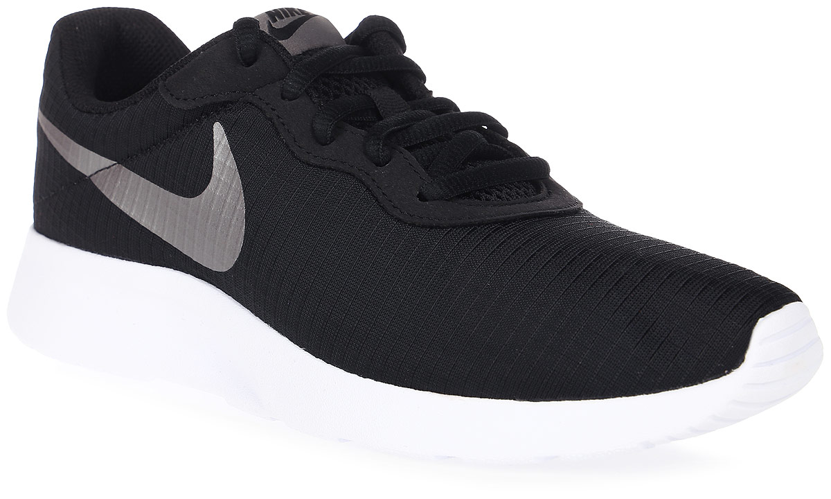 Кроссовки844908-002 Кроссовки844908-002Женские кроссовки Tanjun Se от Nike выполнены из текстиля. Подкладка и стелька из текстиля комфортны при движении. Шнуровка надежно зафиксирует модель на ноге. Подошва дополнена рифлением.