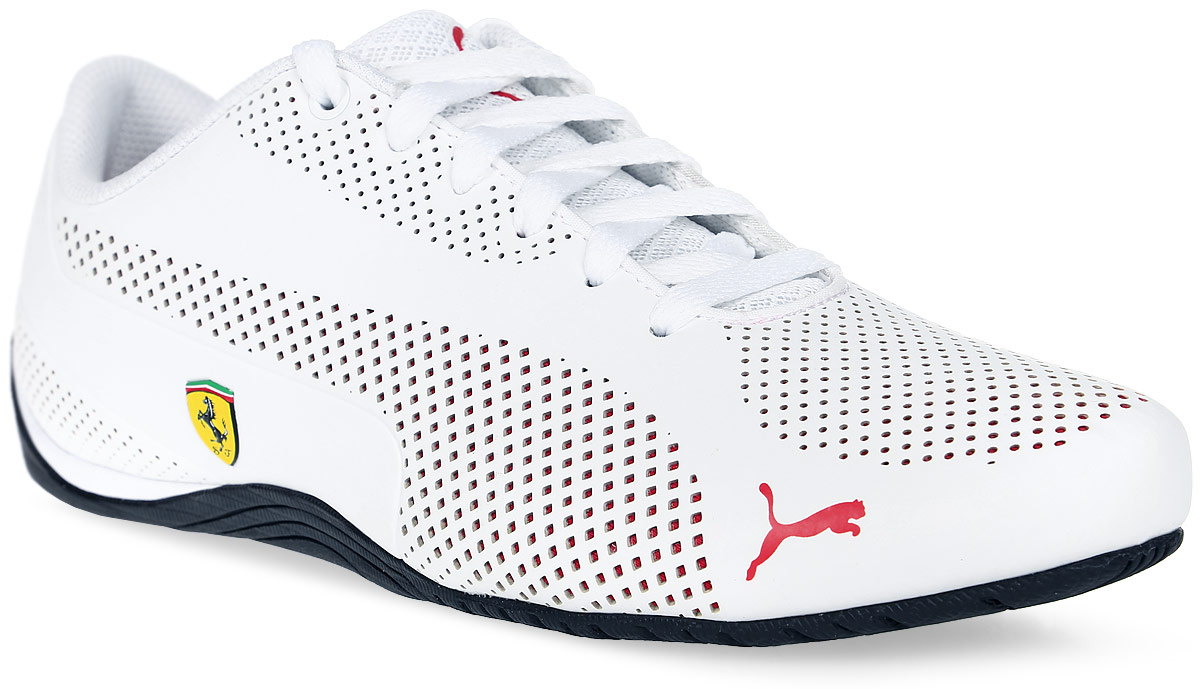 Кроссовки30592101 Кроссовки30592101Модель Puma SF Drift Cat 5 Ultra - стильная новинка серии Drift Cat, давно полюбившейся энтузиастам автоспорта. Благодаря ей эта линейка спортивной обуви пополнилась оригинальной моделью низких кроссовок с чистыми, простыми линиями. Верх из мягкой искусственной кожи сконструирован таким образом, чтобы фирменная полоса с наружной стороны с мелкой перфорацией и рельефные элементы с обеих сторон создавали интересный контраст. Традиционная символика Ferrari, включая полноцветный логотип Ferrari, отделку задника тесьмой цветов итальянского флага и соответствующую фирменную цветовую гамму, делает эту модель непременным атрибутом гардероба поклонников классического стиля, оживленного современными оригинальными деталями.