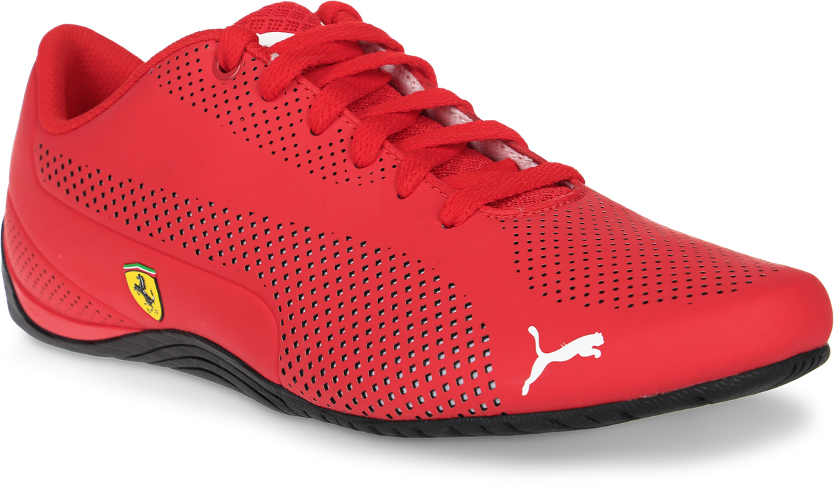 Кроссовки30592101 Кроссовки30592101Модель Puma SF Drift Cat 5 Ultra - стильная новинка серии Drift Cat, давно полюбившейся энтузиастам автоспорта. Благодаря ей эта линейка спортивной обуви пополнилась оригинальной моделью низких кроссовок с чистыми, простыми линиями. Верх из мягкой искусственной кожи сконструирован таким образом, чтобы фирменная полоса с наружной стороны с мелкой перфорацией и рельефные элементы с обеих сторон создавали интересный контраст. Традиционная символика Ferrari, включая полноцветный логотип Ferrari, отделку задника тесьмой цветов итальянского флага и соответствующую фирменную цветовую гамму, делает эту модель непременным атрибутом гардероба поклонников классического стиля, оживленного современными оригинальными деталями.