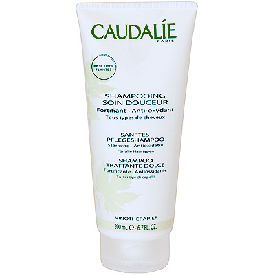 Caudalie Мягкий шампунь для волос Body Vinotherapie, 200 мл073 Caudalie Мягкий шампунь для волос Body Vinotherapie, 200 мл073Его моющая основа растительного происхождения, обогащенная питательными компонентами, не пересушивает кожу головы. Экстракт винограда укрепляет чешуйки волос, даря им ослепительный блеск. Пшеничный протеин и провитамин В5 способствуют легкому расчесыванию волос и оставляют ощущение необычайной легкости с изысканным тонким ароматом Цветка Винограда. Секрет красоты Винотерапевта: содержащий как минимум 97% компонентов растительного происхождения, без лаурат сульфата натрия, этот шампунь и эти гели для душа превосходно подходят даже для самой чувствительной кожи. Характеристики: Объем: 200 мл. Производитель: Франция. Создание марки Caudalie началось в 1993 году со встречи молодой семейной пары Матильды и Бертрана Тома и профессора Веркотерена, президента Всемирной Группы по исследованию полифенолов и Лаборатории натуральных Субстанций на кафедре фармацевтики университета города Бордо. Основой косметики Caudalie являются вино, виноград и их...