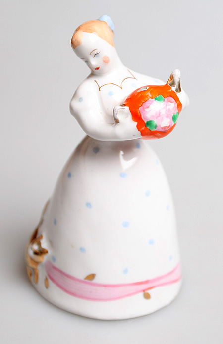 Статуэтка "Девушка с чайником "Семейное чаепитие". Фарфор, роспись. СССР, 1950-1960-е гг.