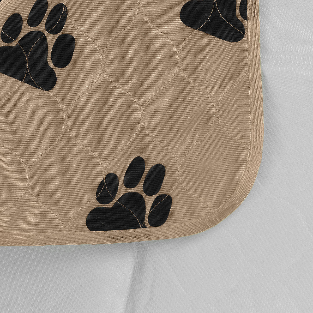 Пеленка впитывающая для животных V.I.Pet, многоразовая, цвет: коричневый, 60 см х 40 см6040M-BR Пеленка впитывающая для животных V.I.Pet, многоразовая, цвет: коричневый, 60 см х 40 см6040M-BRВпитывающие пеленки V.I.Pet предназначены для щенков, котят, собак мелких пород. Используются как комфортные впитывающие подстилки в туалетных лотках, в переносках, в автомобиле. Преимущество этих пеленок в том, что они устойчивы к воздействию когтей и зубов. Супервпитывающие многоразовые пеленки состоят из четырёх слоёв: - первый слой - приятная на ощупь поверхность из микрофибры, которая хорошо пропускает влагу, быстро сохнет; - второй слой отлично впитывает, не давая жидкости растекаться; - полиуретановый слой исключает протекание жидкости; - нескользящий защитный слой. Многоразовые пеленки не загрязняют окружающую среду и экономят ваши деньги! Рекомендуется ручная или машинная стирка с использованием жидкого моющего средства или стирального порошка, но без отбеливателя при температуре 40-60°. Размер пеленки: 60 х 40 см. Материал: абсорбирующий суперполимер. Товар сертифицирован.