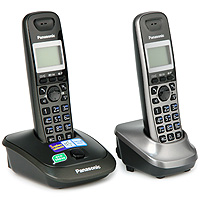 Panasonic KX-TG2512 RU2KX-TG2512RU2 Panasonic KX-TG2512 RU2KX-TG2512RU2Телефонный аппарат - это уже привычная часть нашей жизни, без которой не обходится ни один человек. Телефонный аппарат Panasonic KX-TG2512RUN - современная стильная модель, дизайн которой подчеркнет уютную обстановку вашего дома или дополнит имидж вашего офиса. Телефонный аппарат Panasonic KX-TG2512RUN обладает набором всех необходимых функций, поэтому пользование телефоном, несомненно, будет удобным и комфортным. При этом он очень прост в эксплуатации, в нем сможет разобраться даже ребенок. Телефонные аппараты Panasonic много лет пользуются огромной популярностью за счет своего проверенного временем качества и способностью всегда быть на шаг впереди конкурентов. Дополнительная трубка в комплекте АОН, Caller ID (журнал на 50 вызовов) Спикерфон на трубке Голубая подсветка трубки Телефонный справочник (50 записей) Полифонические мелодии звонка Кириллица на дисплее Время/дата на дисплее Повторный набор номера Переход...