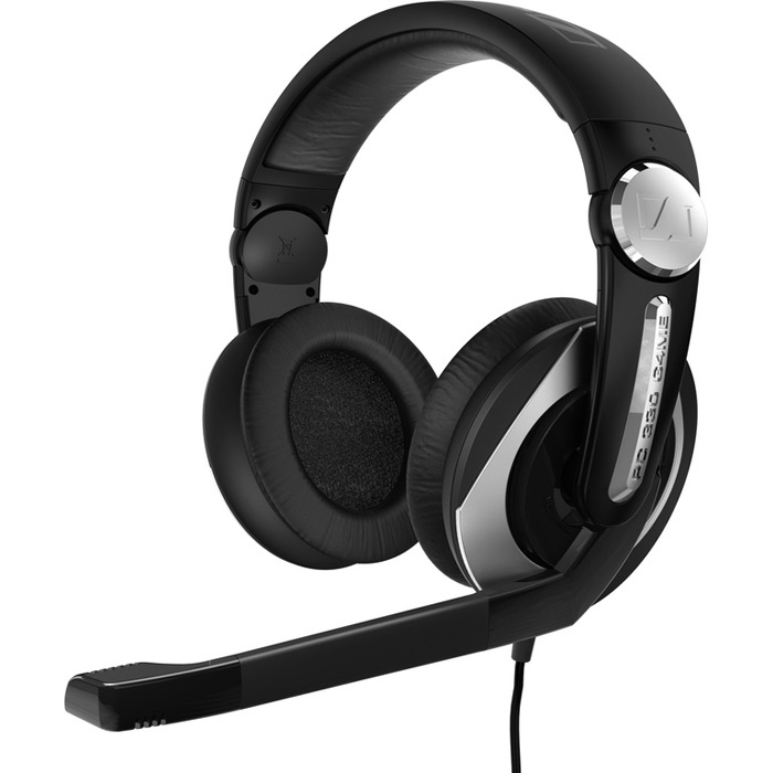 Sennheiser PC 330 G4MEPC 330G4ME Sennheiser PC 330 G4MEPC 330G4MEЭлегантная гарнитура Sennheiser PC 330 G4ME разработана для полного погружения в динамичное игровое пространство. Закрытые наушники с большими удобными амбушюрами помогут Вам полностью сосредоточиться на победе, но при этом Вы можете легко слышать своих товарищей по команде, благодаря поворотной конструкции одной их чашек наушников. Другой особенностью гарнитуры является регулятор громкости наушников, интегрированный в правую чашку. Это усовершенствование поможет Вам быстро изменить уровень громкости, исключая судорожный поиск регулятора на кабеле во время ответственного момента игры. Готовы выйти из игры? Тогда отключите микрофон, установив держатель вертикально, и наслаждайтесь любимой музыкой или кинофильмом.