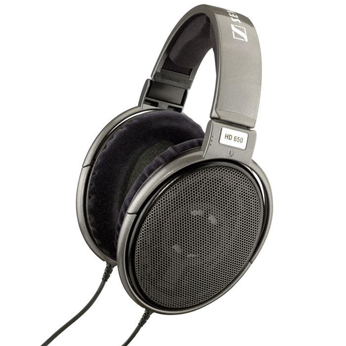 Sennheiser HD 6501112-73 Sennheiser HD 6501112-73Наушники Sennheiser HD 650 способны восхитить всех ценителей высококачественной звуковой техники. По звуковым характеристикам HD 650 приближаются к легендарным электростатическим Orpheus: каждый нюанс исполнения внезапно становится кристально ясным, звук - живым, а ваша гостиная превращается в персональный концертный зал. HD 650 - это наушники с душой, отличающиеся роскошными басами и приятной, естественно звучащей серединой. В них применяется сложная система демпфирования, уменьшающая резонансы и влияние стоячих волн внутри диафрагмы, что обеспечивает еще более точное воспроизведение звуковых образов, достоверность вокала и речи, а также сбалансированные, четкие и глубокие басы. HD 650 собираются вручную, при этом используются специально подобранные пары динамиков с минимальным разбросом параметров (+/1 дБ). Специально для HD 650 была разработана новая высокоэффективная система магнитов, выполненных из железистого неодима (Neodymium ferrous) отличающаяся минимальным...