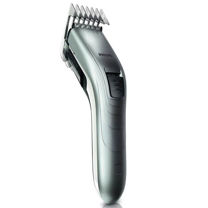 Philips QC 5130/15 машинка для стрижкиQC5130/15 Philips QC 5130/15 машинка для стрижкиQC5130/15С помощью машинки для стрижки волос Philips QC 5130/15 создать ровную стрижку очень легко. Настройки длины на гребне позволяют подстричь волосы до нужной длины без необходимости смены гребней. Не требует специального ухода и смазки. Закругленные лезвия и гребни 10 настроек длины волос позволяют регулировать длину до 21 мм Интервал настроек длины составляет 2 мм для точного подравнивания Самозатачивающиеся лезвия из нержавеющей стали Время зарядки 10 часов Щеточка для очистки Тип элемента питания: NiMH