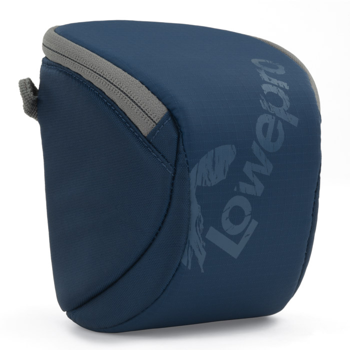 Lowepro Dashpoint 30, Blue чехол для фотокамерыDashpoint 30 синий Lowepro Dashpoint 30, Blue чехол для фотокамерыDashpoint 30 синийУдобный чехол Lowepro Dashpoint 30 для компактных фотокамер. Внутренняя отделка из вспененного полимера (EVA) надежно защитит и другие Ваши мобильные устройства. Также имеется внутренний кармашек для карты памяти. Вертикальный или горизонтальный вариант крепления Подходит для смартфонов и других мобильных электронных устройств