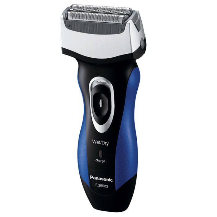 Panasonic ES 6002A 520ES6002A520 Panasonic ES 6002A 520ES6002A520Эксклюзивная электробритва Panasonic ES-6002A520. Лезвия бритвы из сверхпрочной японской стали, использующейся в производстве самурайских мечей, обеспечивают идеально чистое бритье. Использование пены помогает бритве легче скользить по коже, обеспечивая удивительно ощущение комфорта. Пена также способствует вытягиванию волосков, что позволяет сбривать их максимально близко к корням. Помимо чистоты и удобства влажное бритьё дарит ещё и несравненную свободу действий - теперь бриться можно, даже принимая душ. Бритва разработана так, чтобы максимально комфортно располагаться в руке, как того требует эргономика. Обеспечен и комфорт собственно бритья: благодаря наклону головки бритву удобно прижимать к коже, переключатели легко доступны, вставки из эластомера исключают выскальзывание и т. д. И какую бы половину лица Вы ни брили - подручную или противоположную, - волоски безотказно улавливаются без значительных движений плеча и руки.