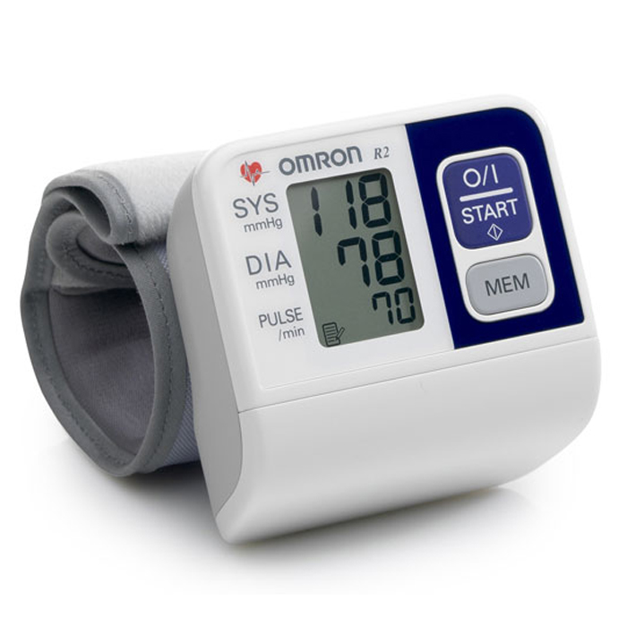 Omron R2 тонометр195 Omron R2 тонометр195Подробное описание: Измеритель артериального давления и частоты пульса автоматический на запястье OMRON, модель R2. Тонометр на запястье Omron R2 - это надежный прибор для контроля давления в любом удобном для Вас месте, обладающий минимальным необходимым набором функций. Интеллектуальная система Intellisense автоматически накачает давление в манжете до нужного уровня, что важно при получении точных результатов измерения. Тонометр Omron R2 снабжен жидкокристаллическим дисплеем, на котором отображаются все показания измерения, что позволяет легко считывать получаемую информацию. Увеличенная манжета для запястья с окружностью 13,5-21,5 см подойдет практически всем пользователям.