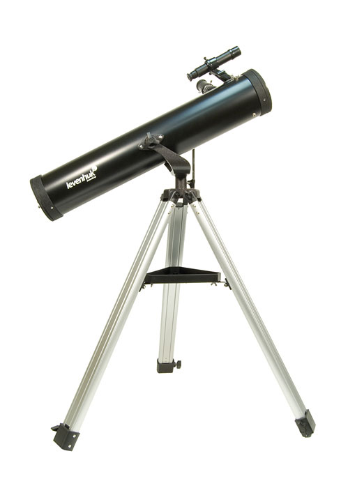 Levenhuk Skyline 76x700 AZ телескоп27644 Levenhuk Skyline 76x700 AZ телескоп27644Levenhuk Skyline 76х700 AZ – это зеркальный телескоп, выполненный по одной из самых ранних и самых популярных оптических схем – рефлектора Ньютона. Это хороший вариант первого инструмента для начинающего любителя астрономии, приступающего к самостоятельным наблюдениям, поскольку он сочетает в себе хорошее качество изображения, простоту в обращении и привлекательную цену. Зеркальная оптическая схема не имеет искажений цветопередачи – хроматической аберрации, в той или иной степени присущей всем недорогим линзовым телескопам и особенно заметной на границах ярких объектов. В комплекте идет все необходимое, чтобы начать наблюдения. 76-мм зеркало телескопа собирает в 100 раз больше света, чем невооруженный глаз, и способно показать множество объектов в Солнечной системе и за ее пределами: горы и кратеры на Луне, фазы Венеры, диск Юпитера и его 4 спутника, кольца Сатурна и Титан, двойные звезды и звездные скопления, а также яркие туманности и галактики. Зеркала телескопа имеют...