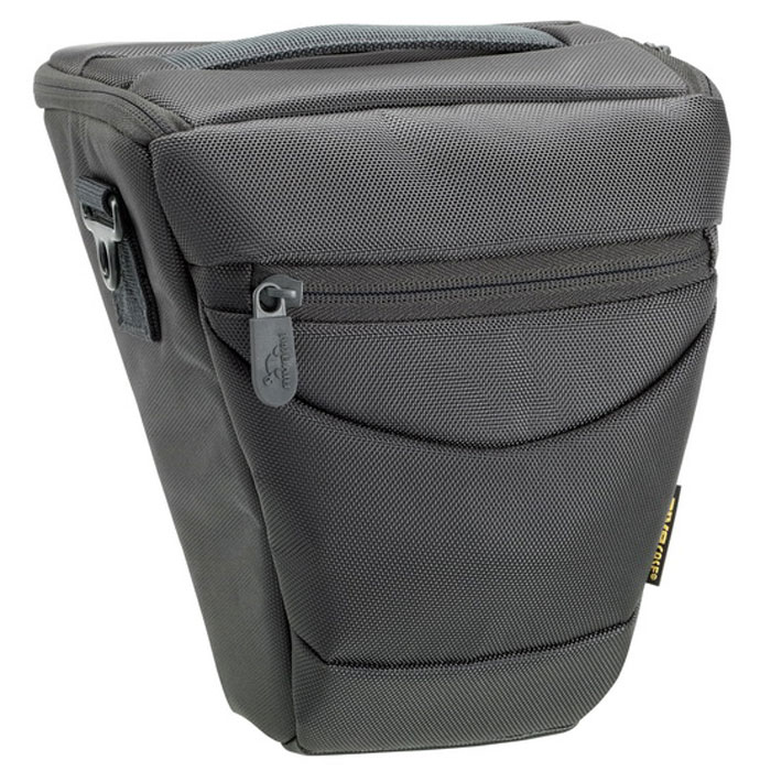 Riva 7209 (NL) SLR Case, Grey сумка для фотокамеры6364 Riva 7209 (NL) SLR Case, Grey сумка для фотокамеры6364Стильная сумка Riva 7209 (NL) SLR Case для зеркальной фотокамеры SLR с установленным объективом. Дополнительно возможно разместить зарядное устройство и вспышку с помощью внутренних передвижных перегородок. Верхний откидной клапан закрывается на застежку «молния» и обеспечивает быстрый доступ к фотокамере.