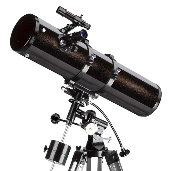 Levenhuk Skyline 130х900 EQ телескоп24296 Levenhuk Skyline 130х900 EQ телескоп24296Телескоп Levenhuk Skyline 130х900 EQ – это рефлектор Ньютона, сочетающий сравнительно небольшие габариты трубы и большую апертуру. В первую очередь, его можно рекомендовать наблюдателям, занимающимся в основном поиском и наблюдением тусклых объектов близкого и далекого космоса – комет, туманностей, галактик, звездных скоплений. Впрочем, благодаря сравнительно большому фокусному расстоянию и отсутствию хроматической аберрации (искажений цветопередачи), телескоп не разочарует и при наблюдении деталей на дисках планет и подробностей лунной поверхности. Экваториальная монтировка телескопа позволит удобно сопровождать суточное движение объекта. При этом телескоп остается достаточно легким и небольшим по размерам, чтобы не быть обременительным при автомобильном выезде под темное и прозрачное загородное небо. Зеркала телескопа имеют защитное покрытие, которое обеспечит многолетнюю работу инструмента. Прочная и легкая алюминиевая труба установлена на экваториальную монтировку,...