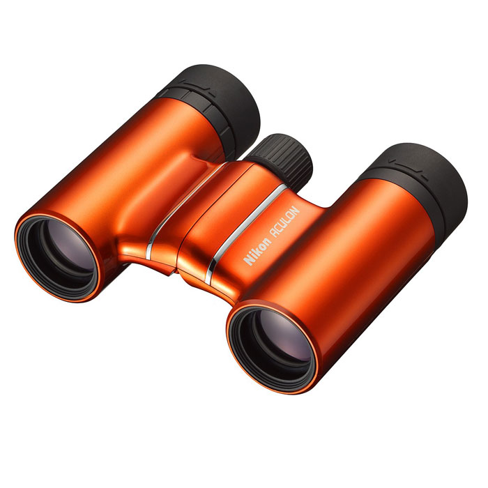 Nikon Aculon T01 8X21, Orange бинокльBAA803SC Nikon Aculon T01 8X21, Orange бинокльBAA803SCНезависимо от того, любите ли Вы путешествовать автостопом налегке или за рулём собственного автомобиля, предпочитая иметь под рукой всё необходимое, нравятся ли Вам спектакли в камерном театре или музыкальные фестивали на открытых площадках, наблюдаете ли за полётом птиц или за плавным течением реки, Nikon Aculon T01- это Ваш идеальный бинокль! Основное назначение бинокля Nikon Aculon T01 8x21 (оранжевый) Бинокль Nikon Aculon T01 8х21 - это сочетание стильного дизайна и лёгкости (вес менее 200 г). А яркий оранжевый цвет корпуса привлечёт внимание и поднимет настроение! Основные характеристики бинокля Nikon Aculon T01 8x21 (оранжевый) Увеличение 8х, диапазон фокусировки - от 3м Многослойное просветляющее покрытие линз, Roof призмы Центральная фокусировка, регулировка межзрачкового расстояния, поворотно-выдвижные наглазники В комплекте - велюровый чехол, ремешок и крышки окуляров Конструктивные особенности бинокля Nikon Aculon T01...