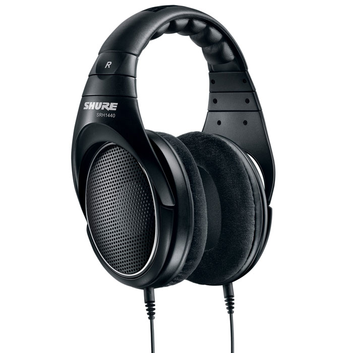 Shure SRH1440 наушники15116643 Shure SRH1440 наушники15116643Наушники SRH1440 обеспечивают Вам полный спектр звука с приятной детализацией высоких и низких частот. Благодаря оптимизированному импедансу Вы можете напрямую подключаться к самым различным портативным аудиоустройствам. Легкое и мягкое оголовье позволят носить наушники долгое время.